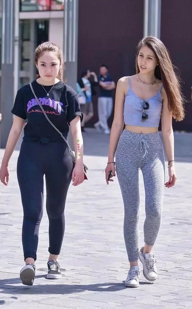 紧身装的姐妹花裹出丰腴的臀线，一看就是健身教练很有小女人味