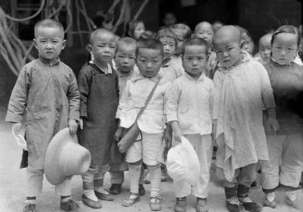  「发现」美国人在鞋盒里发现了6000张中国老照片