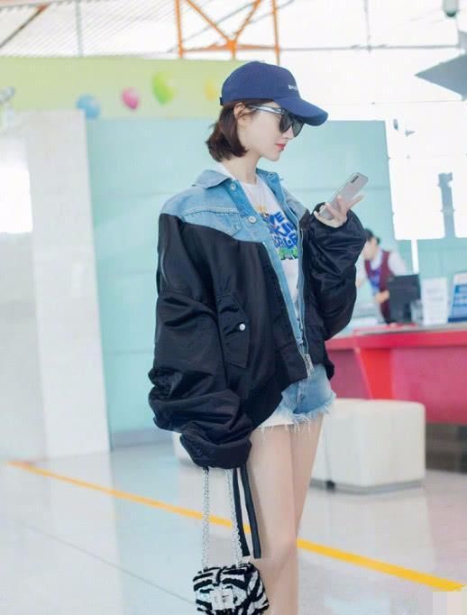 景甜为了秀腿也是拼了!直接把裤子剪成了“毛球”，不会扎人?