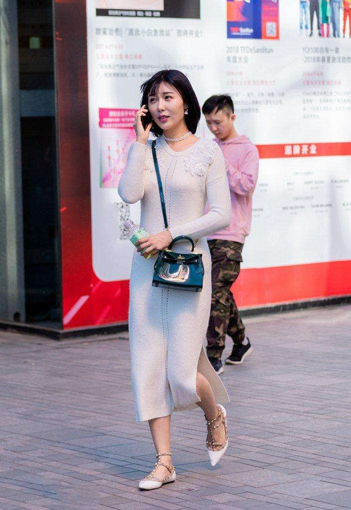 街拍: 窈窕的美女, 白色连衣裙穿得婀娜多姿, 透露着纯洁美感