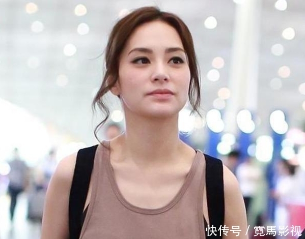 『完美地』39岁阿娇不一般!“男人汗衫”也能穿出凹凸感,这身材实在抢风头