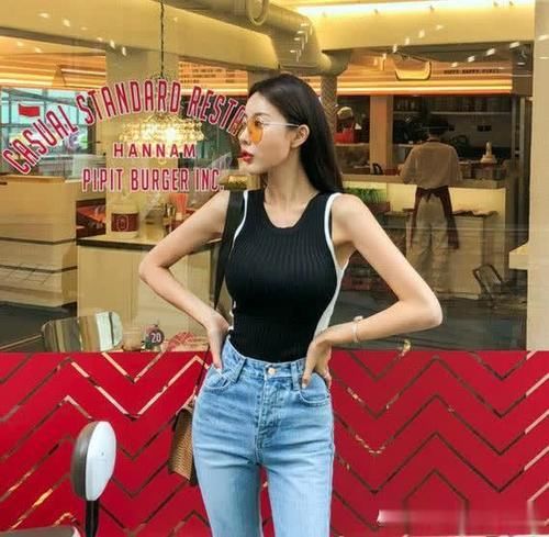 模特穿黑白上衣配长牛仔裤休闲舒适，万能长短搭秀小纤腰