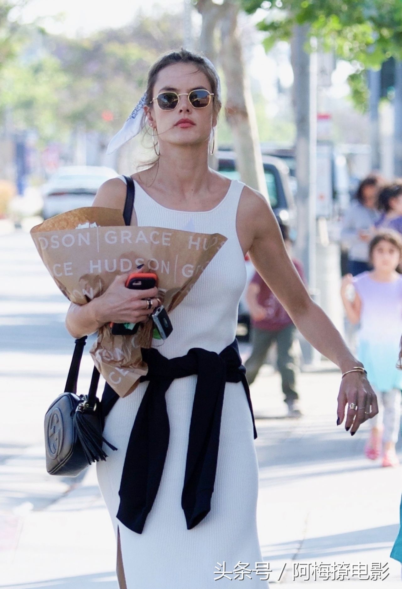 亚历山大安布罗休洛杉矶出街，白衣长裙露美背，退休超模照样美