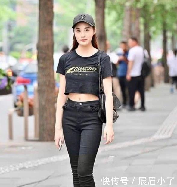  #美女#街拍：天生丽质的美女，一件紫色背心配黑色运动裤，青春活力气质