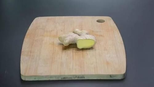  治疗感冒：茶叶水里加几片生姜，作用真强大，喝一次能省几百元，早学早受益