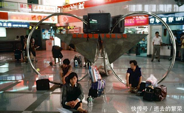  街头|90年代深圳老照片： 经济发展迅速, 街头随处可见大哥大和
