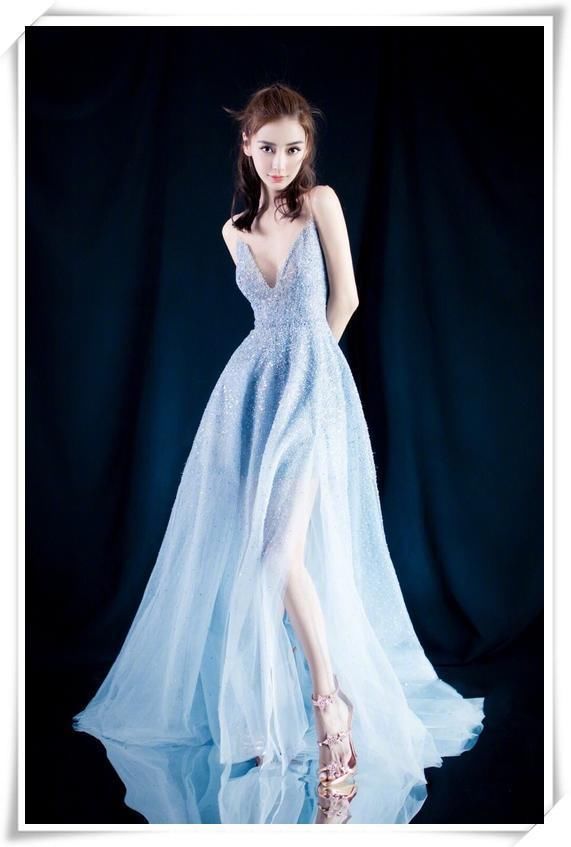 杨颖为了美真是拼，脚踩“两根针”亮相节目，敬业女人的楷模啊!