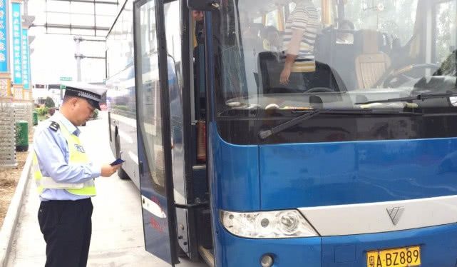 为什么卧铺客车会被国家“取消”？看完以后才发现背后的难言之隐