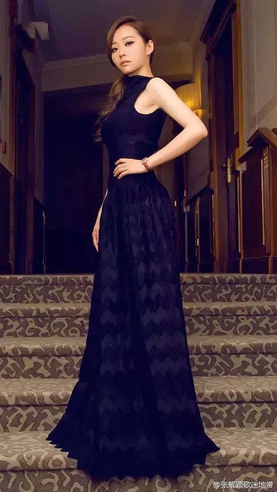 张靓颖穿牛仔裤背心被炸开，网友：这胯宽到让人怀疑人生