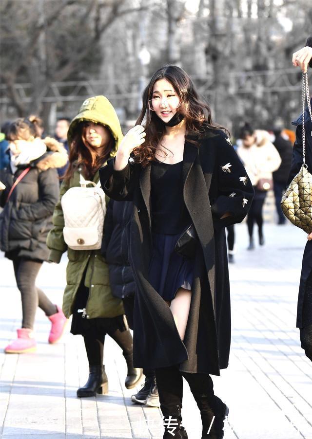 『 吊带装』柔美性感清新可爱，街拍：小姐姐“蜘蛛网”吊带装搭配黑纱裙