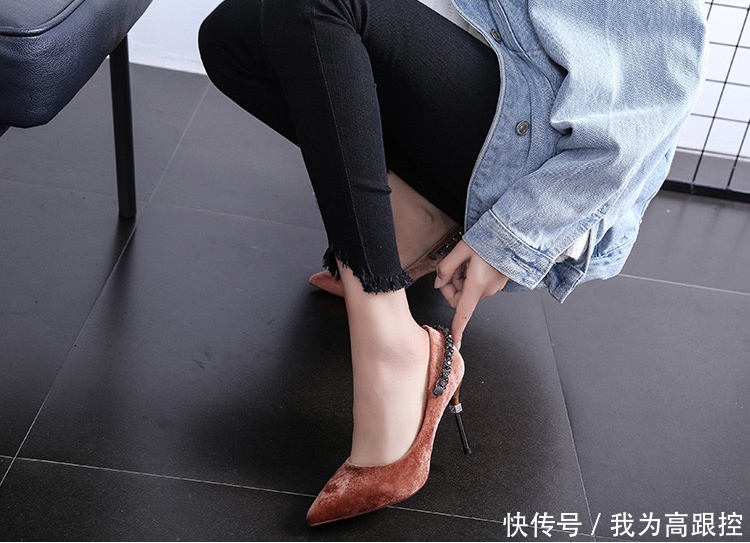 后鞋跟环绕着黑色金属链条的复古式高跟鞋