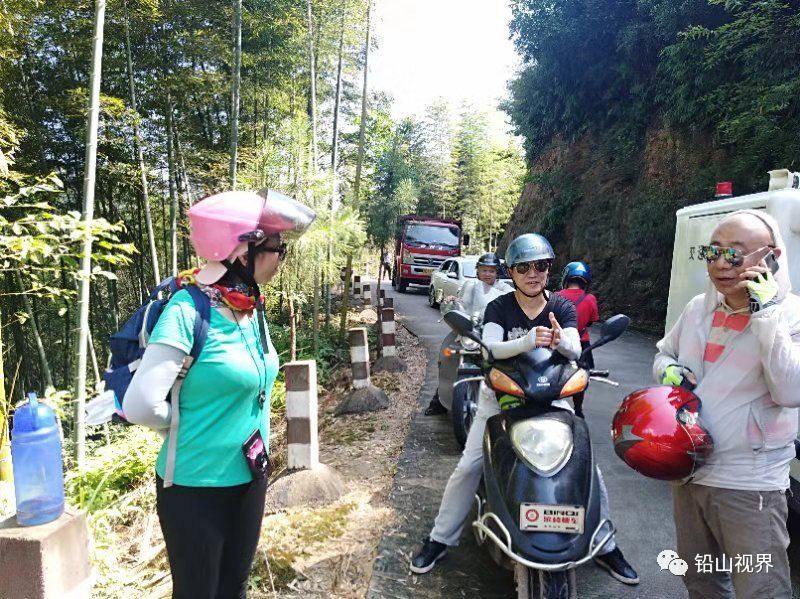 路上“飞”毛竹，人车靠两边