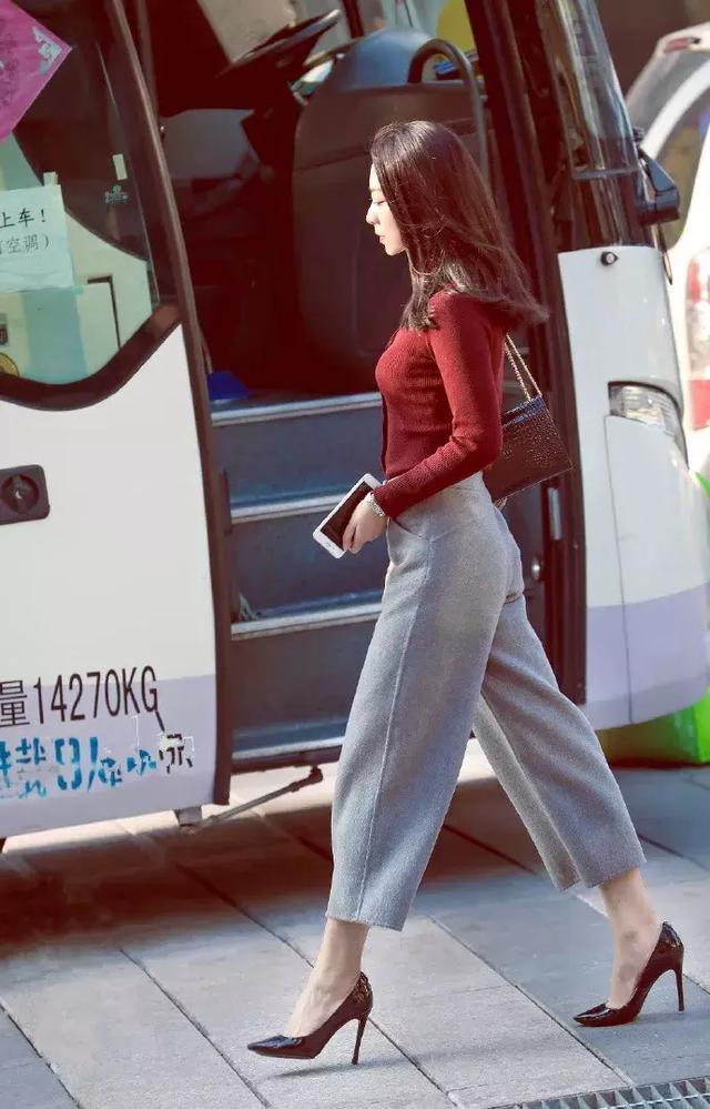 『魅力』街拍:美女搭配高跟鞋,让自己显得更有魅力