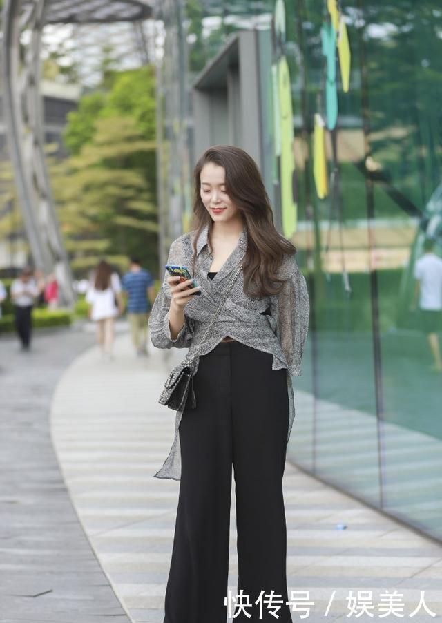 『搭配』小姐姐一身黑色的百褶裙,带着神秘又优雅的美感