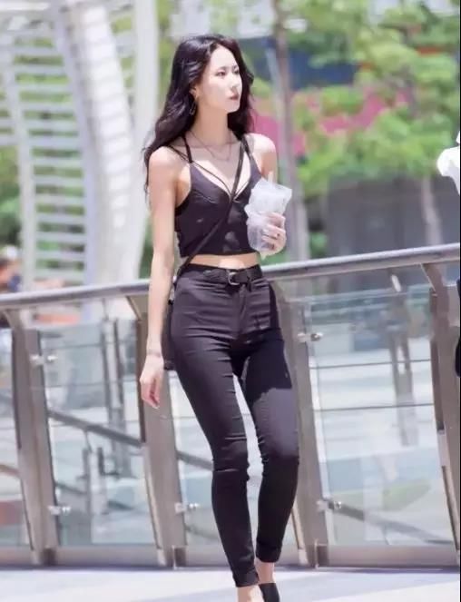 街拍：长得特别靓丽，高挑长腿翘臀的黑色紧身裤美女