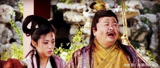  朱元璋剧照：朱元璋写了副对联挂在殿前，大臣一脚踢翻，朱元璋重重有赏