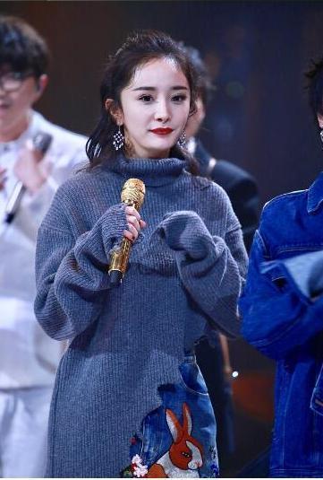 杨幂活动亮相，大家却被她的下装吸引，网友：这裙子要火，快去买