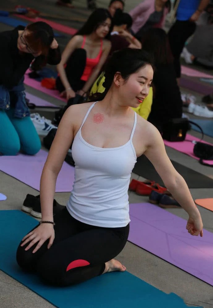 一位性感辣妈瑜伽教练,白色吊带裹不住的饱满圆润的身材,散发着