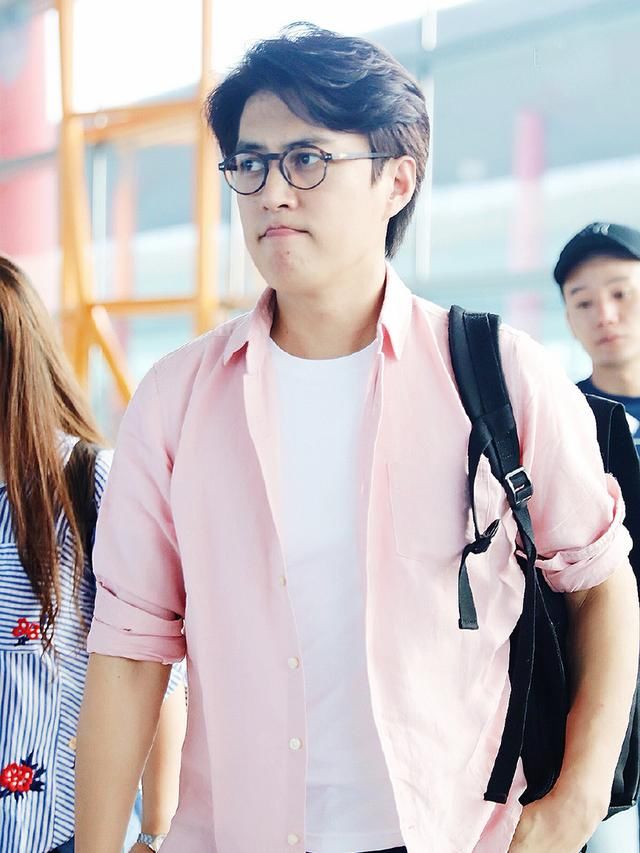 41岁靳东现身，却穿了件粉衬衫，网友：老干部也要俏？