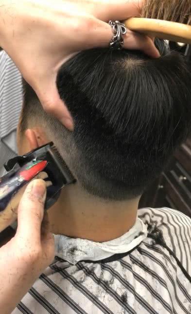 胖脸高额头宅男理发,剪完见证奇迹的时刻_【快
