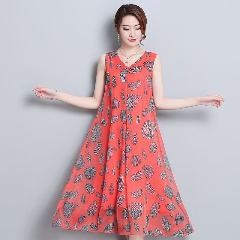 33-45岁女人穿高贵蚕丝裙，上身风韵优雅，美得路人三回头