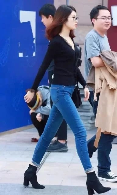 戴眼镜的知性小姐姐，黑色深V领t恤搭配牛仔紧身裤秒变时尚辣妹