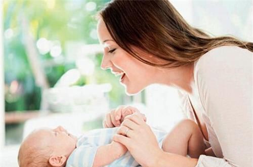  孩子的依恋|婴儿是谁抱得多就和谁亲？错过三个关键期，孩子和妈妈可能都不亲