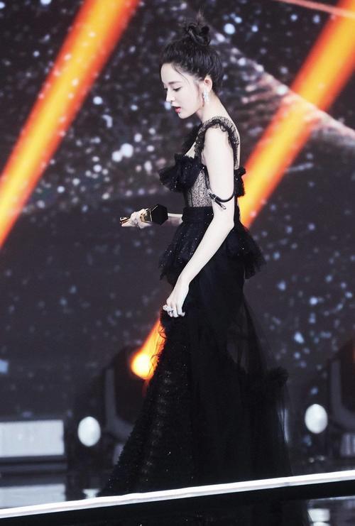 古力娜扎太猛！裙子用30个“银环”连接起来，网友：这都敢出门