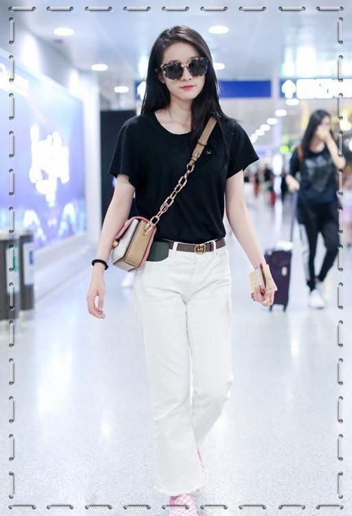 同穿白色长裤:178刘雯竟输165张雪迎?网友:看脚下鞋子我懂了!