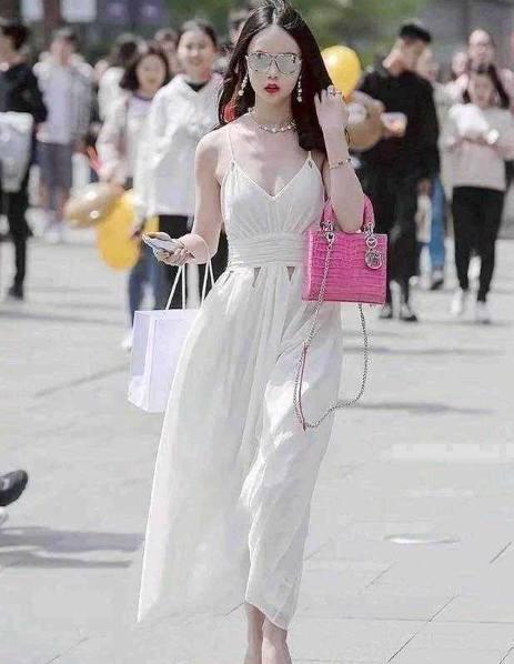 小姐姐身穿绿色的吊带紧身裙，举手投足间展现性感优雅魅力