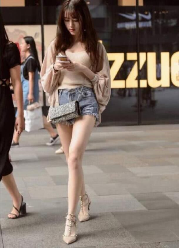 街拍:图4小姐姐上衣只有三根系带，如果断了一根 画面就很尴尬!