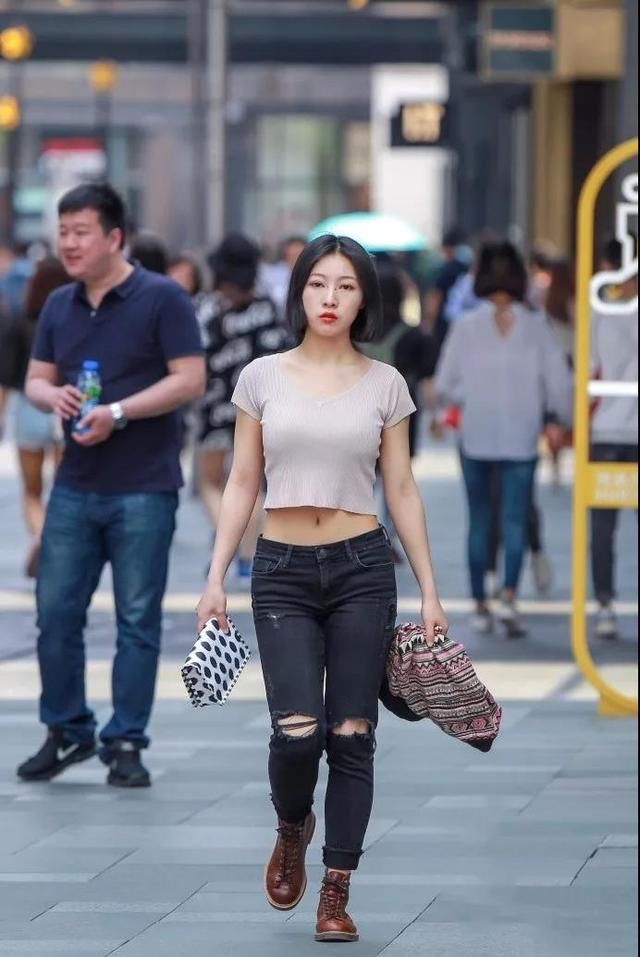 路人街拍:不仅长得也漂亮，而且穿着也很时尚!
