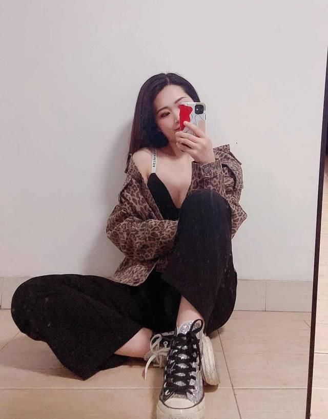 『露脐装』SNKR Girls丨纹身、短裙、露脐装,这么狠的球鞋女生你们肯定顶不住!4.6-4.12
