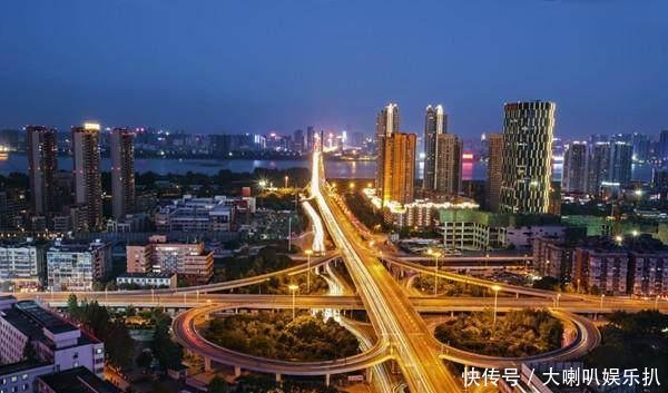 中国市辖区最多的一座省会城市，下辖13个区而没有一个县