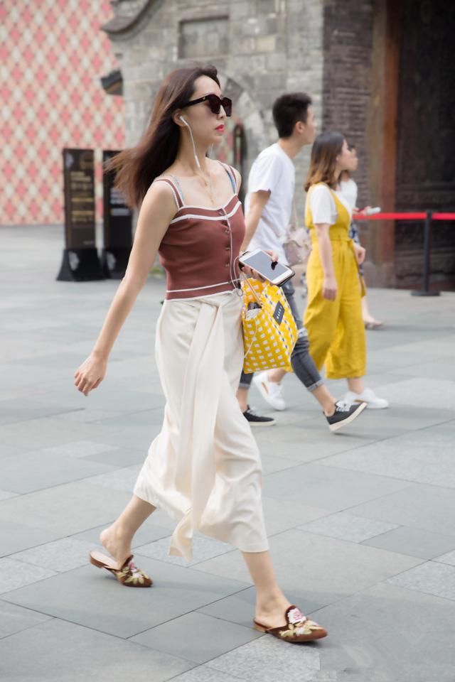 街拍路人，炎热的夏天想怎么美就怎么搭，越简约越时尚