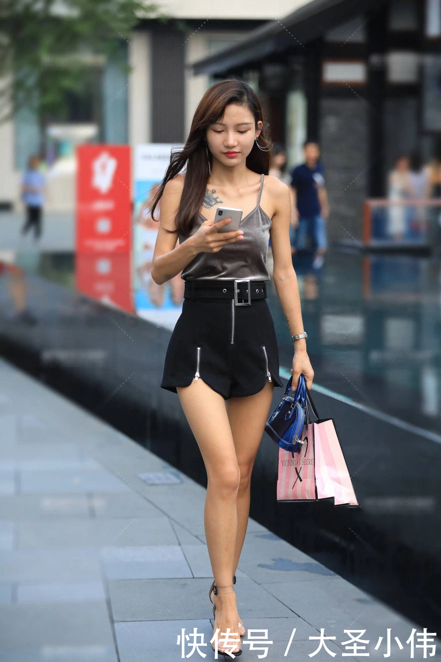  [美女]美女街拍：没想到身材娇小的小姐姐，也能穿搭出性感范！