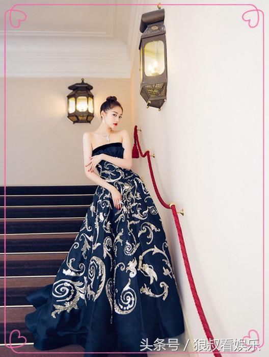 关晓彤太小心了，内搭竟比抹胸裙高这么多，网友:鹿晗管的是真严