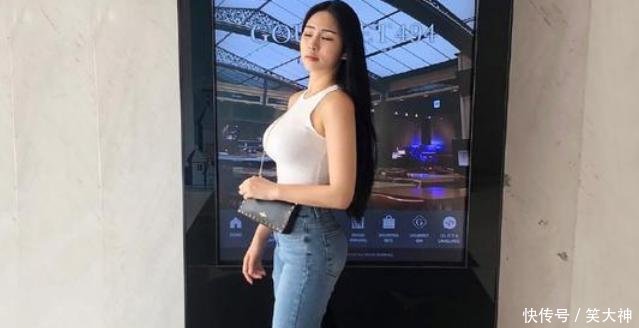 紧身牛仔裤与打底衫的打扮，展现大长腿与小蛮腰了就靠它了