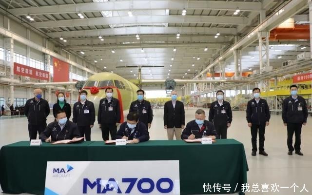 国产:现场传来阵阵欢呼,又一款新型国产大飞机下线,波音:这下麻烦了
