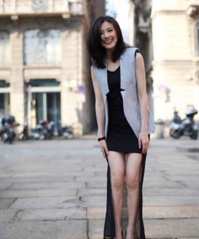 高圆圆短裙太短，尴尬的三角区显了出来，网友：赵又廷不管管！