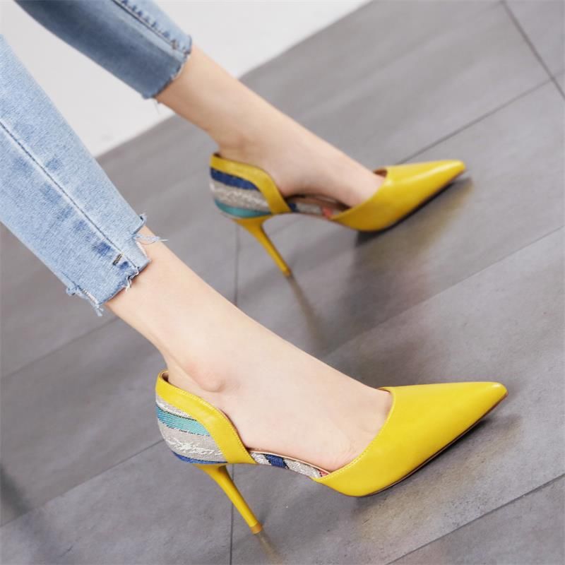 时髦精都爱穿细跟高跟鞋，拉长腿部线条秒变女神，尽显万种风情