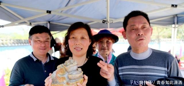 湖北宜都奇石宝贝现茶乡，这3类石吃香，雕刻黄金玛瑙升值10倍