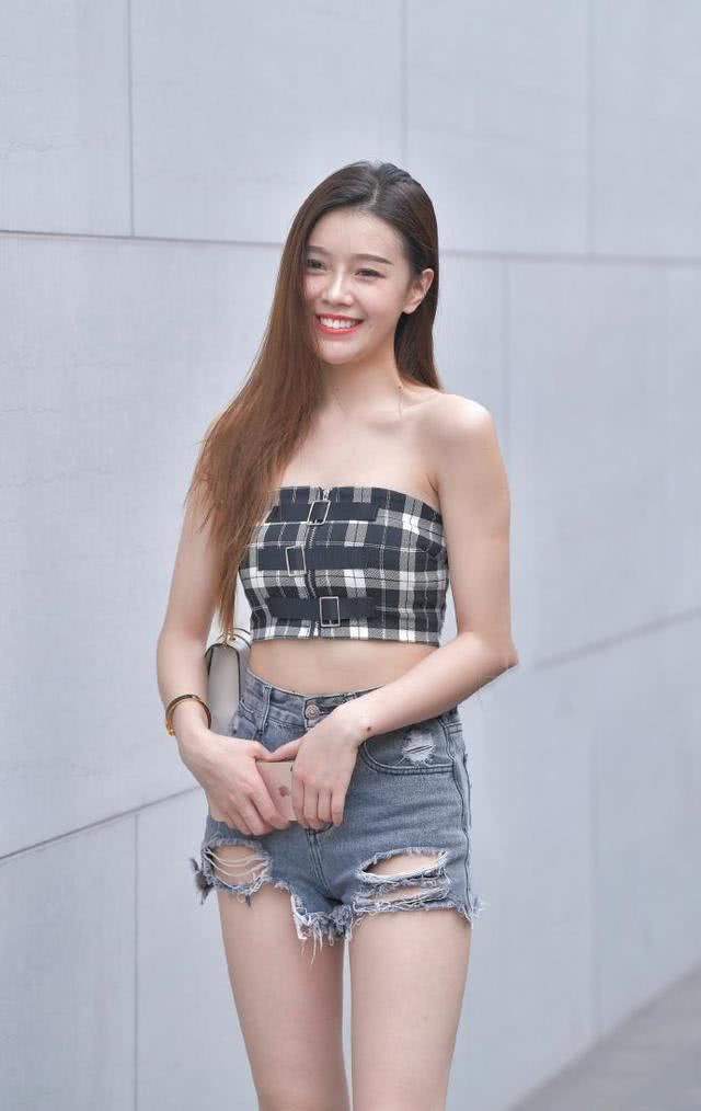  气质|破烂的牛仔裤是你敢穿吗？美女穿上它，气质甩闺蜜八条街。