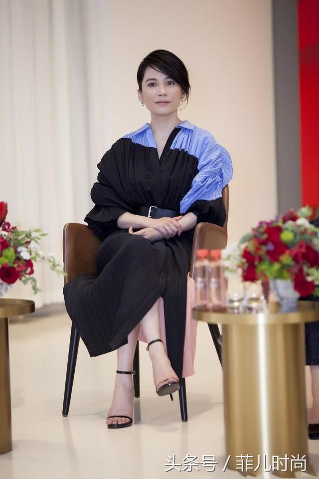 47岁俞飞鸿穿亮片薄纱裙优雅动人，大秀东方美，年龄就成了个摆设