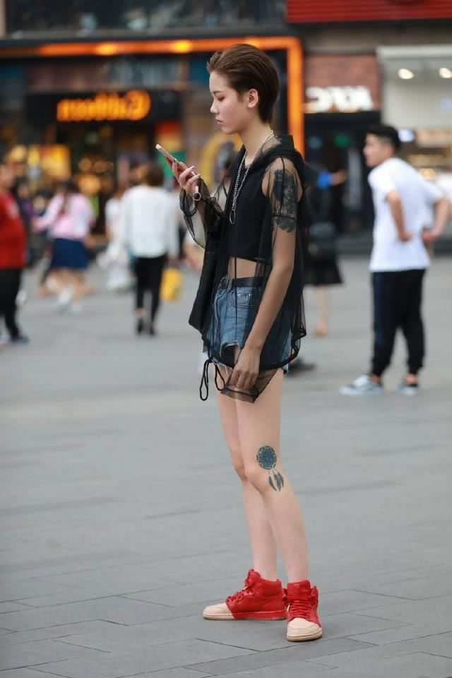 街拍:气质辣妹端庄漂亮，是每个男人都喜欢的类型