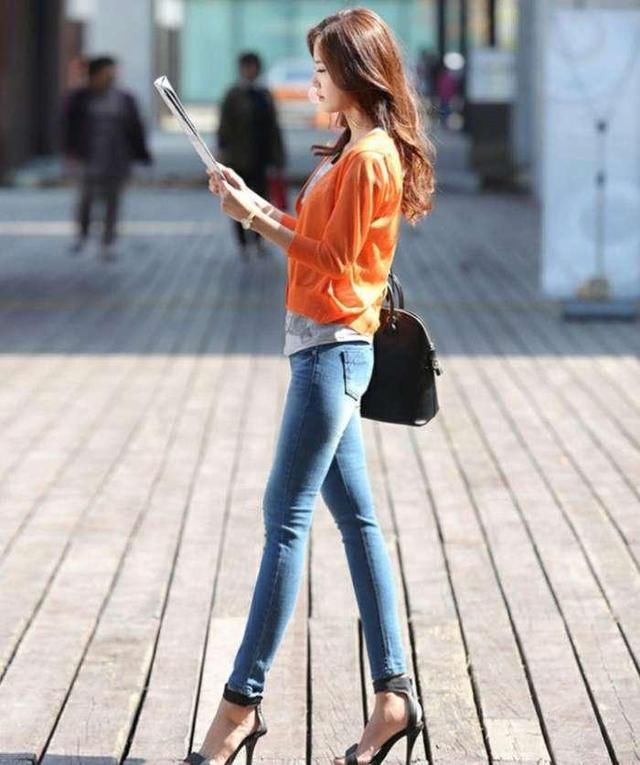 紧身裤简约时尚精致女人味,很好的凸显出了腰身