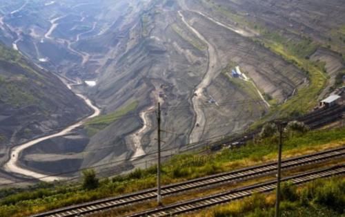  「开采」中国第一露天煤矿，煤层厚度55米，开采200年，如今竟成