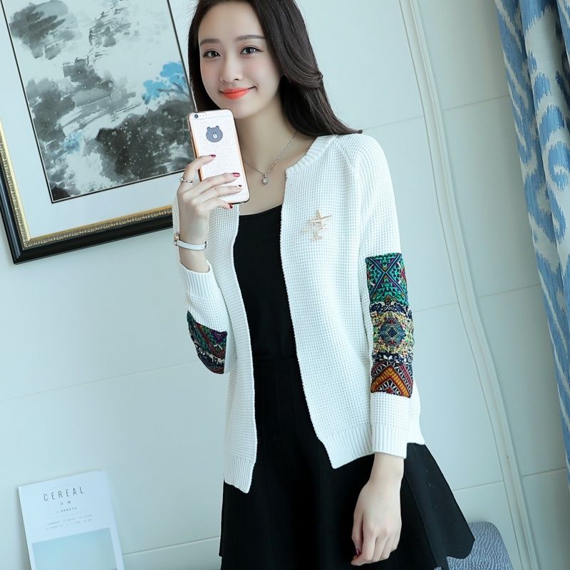 国庆游玩，女人别再裙子配高跟鞋，瞧这样的套装，一款比一款美嫩