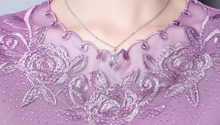 入秋了,别再傻傻穿旗袍,50岁婆婆穿这小衫,显嫩的不像中年人