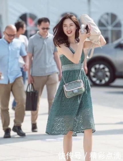 「世界」街拍:在长裙的世界美女们穿出了自己的特色